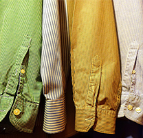 Diverses camises en un penjador