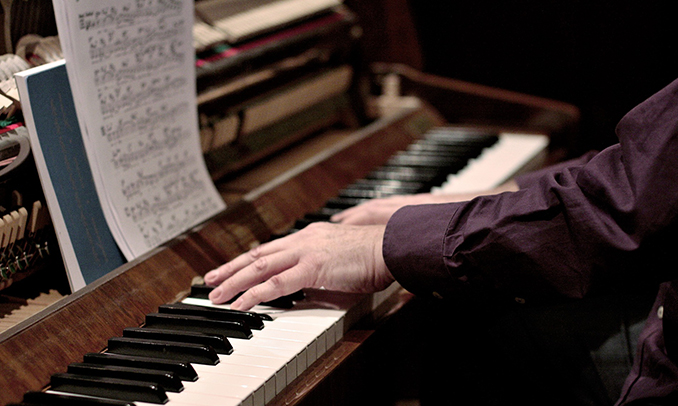 La música del piano i les mans que la interpreten