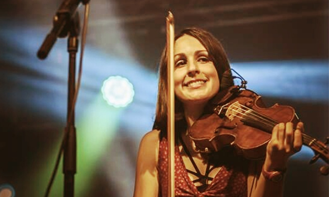 Imatge de la violinista Núria Llobet durent un concert