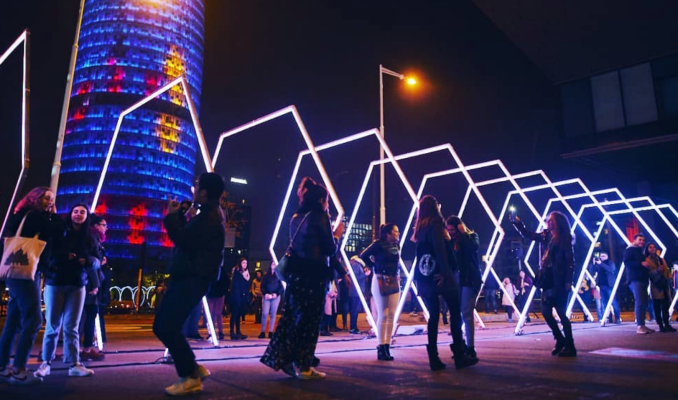 La instal·lació Hexx Øne al festival Llum de Barcelona.