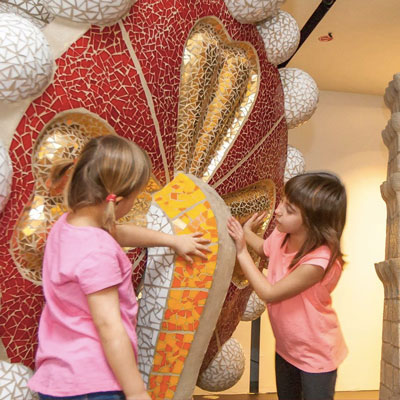 Visites familiars 'Observem, escoltem i toquem en família' al Gaudí Centre, Reus