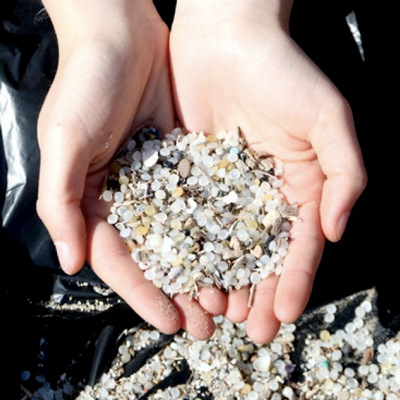 Exposició 'Els microplàstics, un món de plàstics'