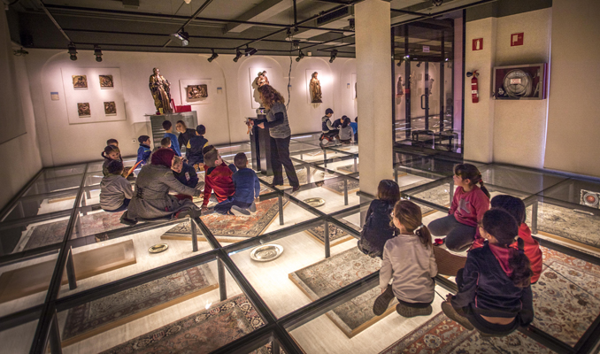 Nens i nenes a la Sala de les catifes del Museu Deu