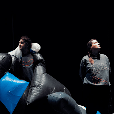 Objetos extraños hablando sin sentido