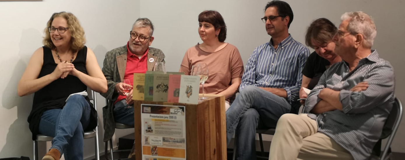 Montserrat Serra amb cinc autors de la col·lecció Envinats.  D'esquerra a dreta: Montserrat Serra, Narcís Comadira, Cristina Armengol, Vicenç Pagès, Imma Merino i Enric Satué