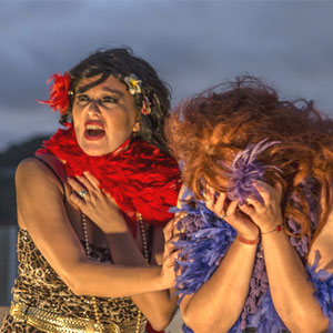 Las Glorias Cabaret, duet format per Marta Bernal (La capitana) i Gloria Martínez (La Martínez)