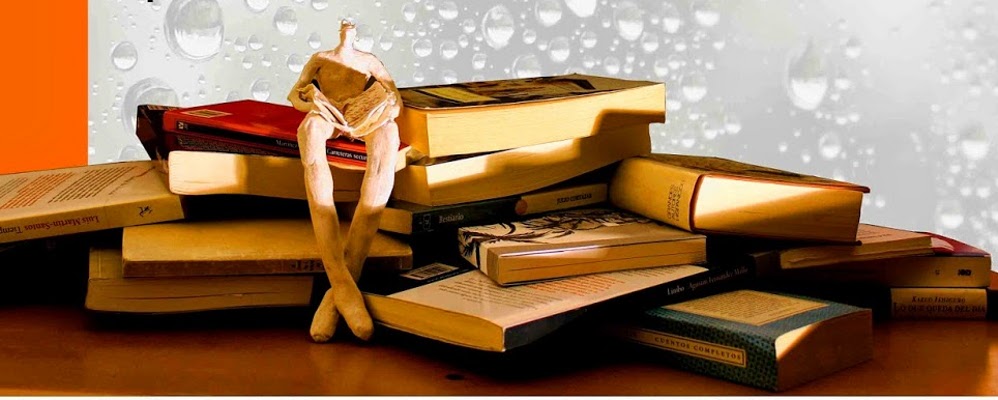 Pila de llibres i escultura d'un lector de Roser Oter, imatge del VISOR 2015