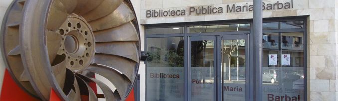 Imatge de la porta d'entrada a l'edifici de la Biblioteca Pública Maria Barbal