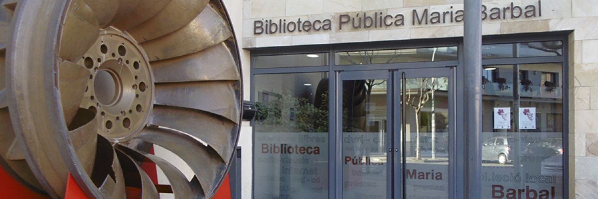 Imatge de la porta d'entrada a l'edifici de la Biblioteca Pública Maria Barbal